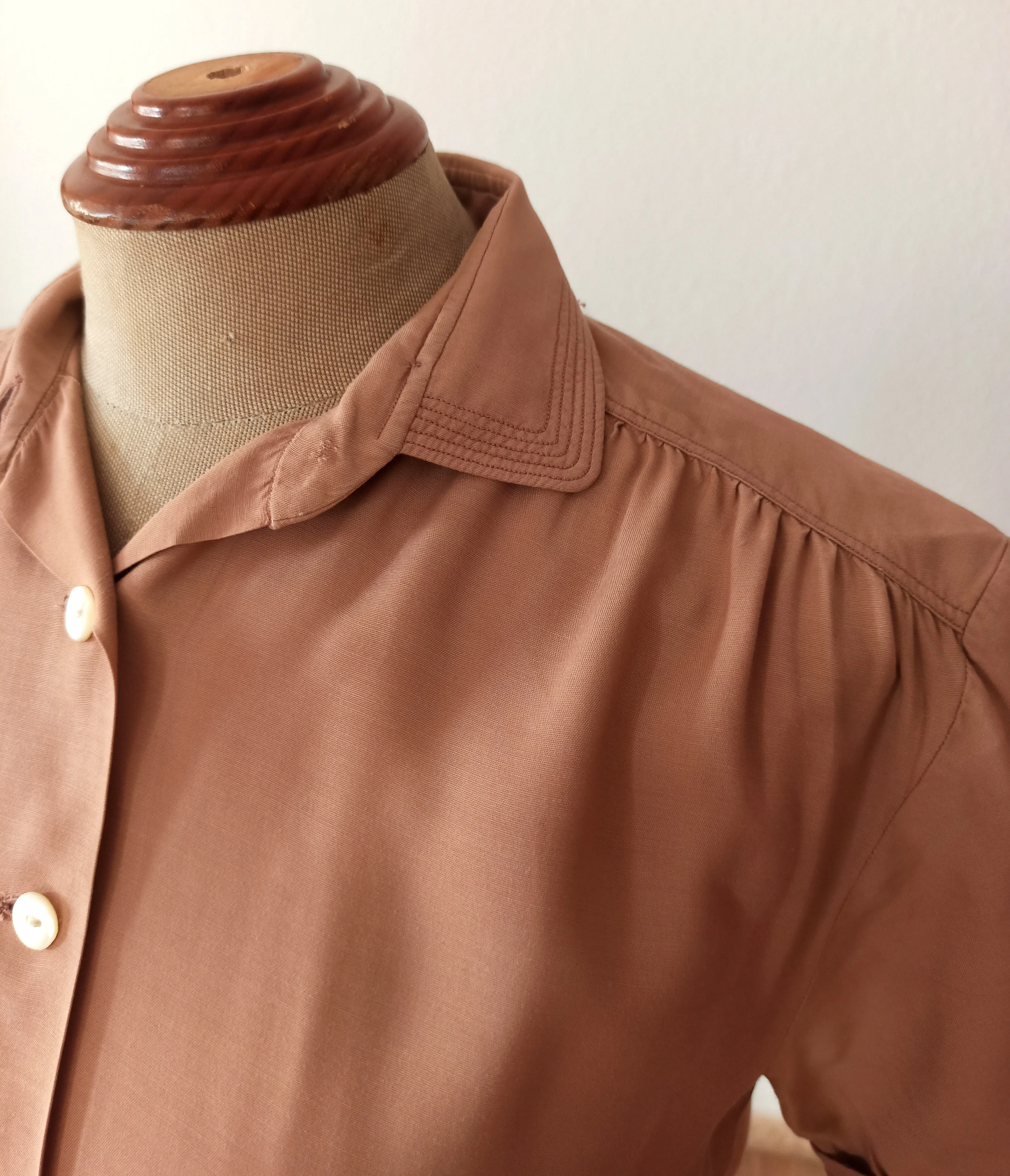 1950s - Gorgeous Tan Color Rayon Blouse - W35 (90cm)